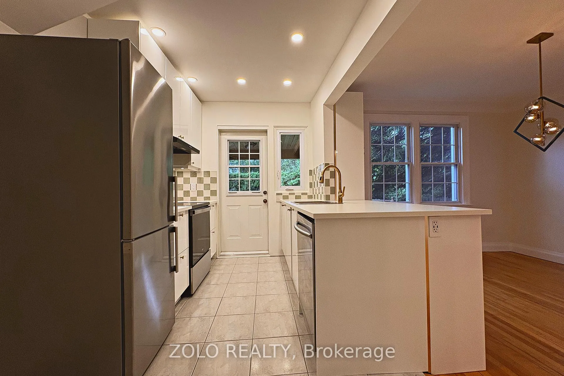 Photo 7 of 392 Piccadilly Avenue N, Ottawa, Ottawa West — HOMEH