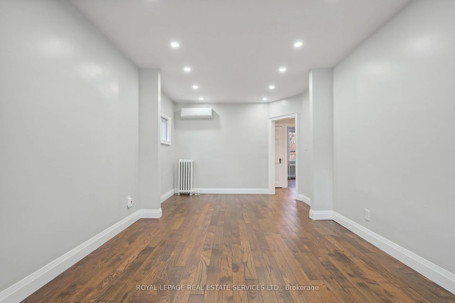 Photo 3 of 21 Holbrooke Avenue, Etobicoke, Stonegate-Queensway — HOMEH