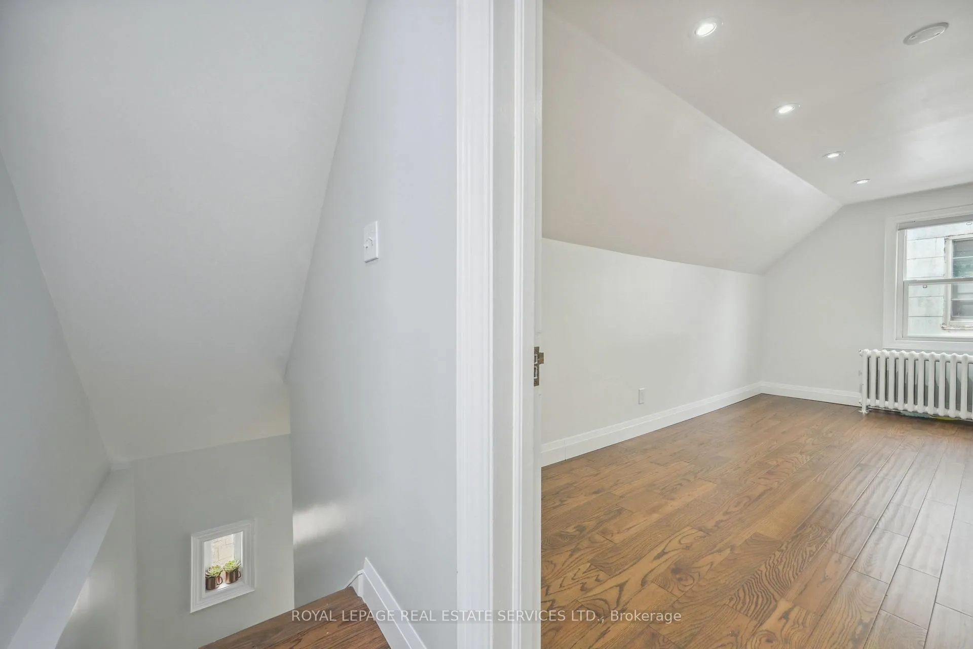 Photo 16 of 21 Holbrooke Avenue, Etobicoke, Stonegate-Queensway — HOMEH