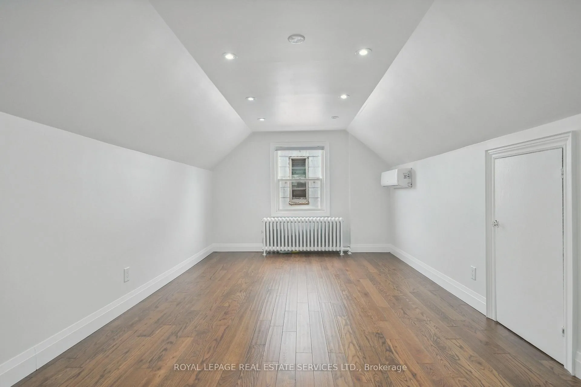Photo 17 of 21 Holbrooke Avenue, Etobicoke, Stonegate-Queensway — HOMEH