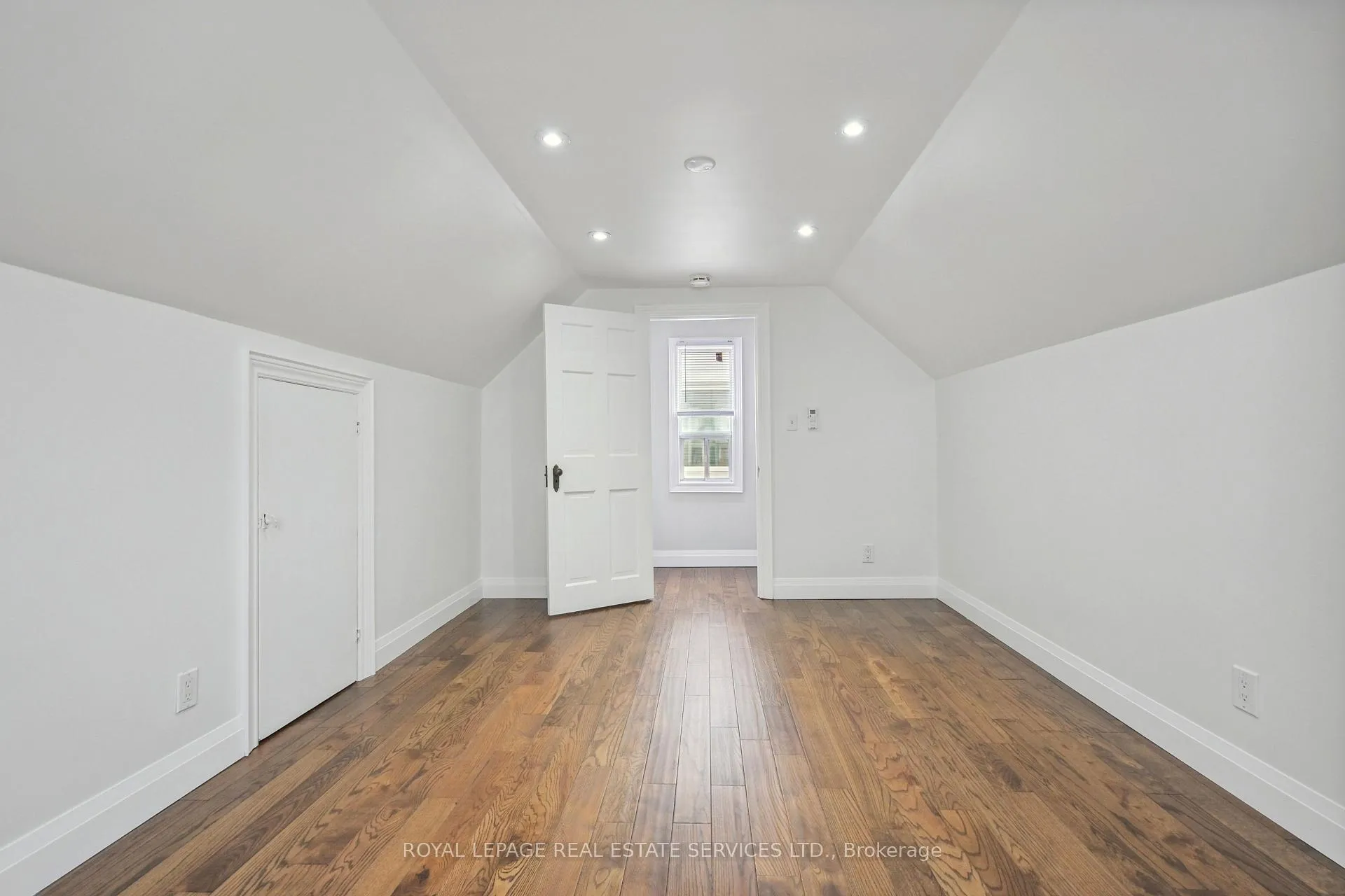 Photo 18 of 21 Holbrooke Avenue, Etobicoke, Stonegate-Queensway — HOMEH