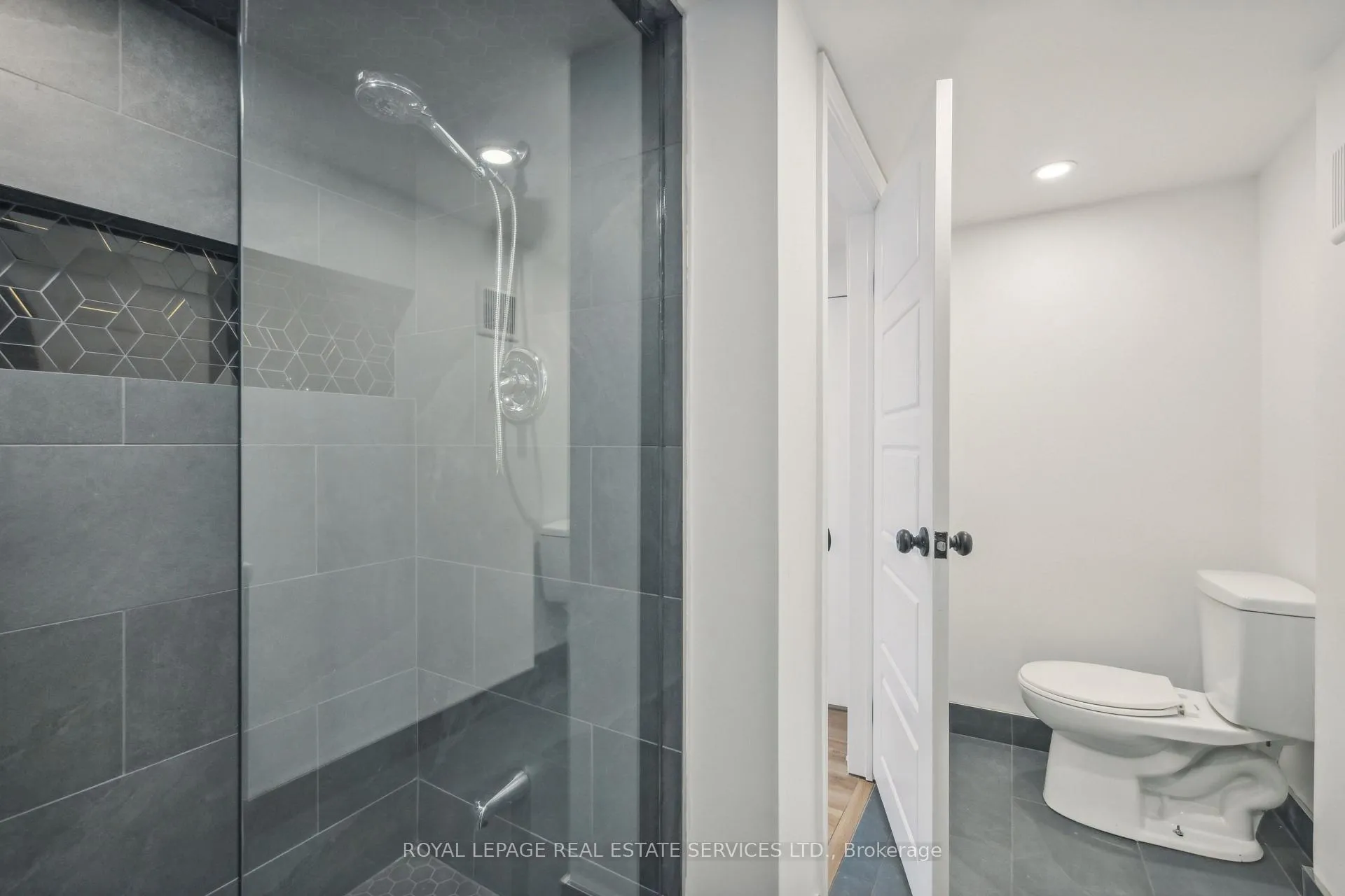 Photo 27 of 21 Holbrooke Avenue, Etobicoke, Stonegate-Queensway — HOMEH