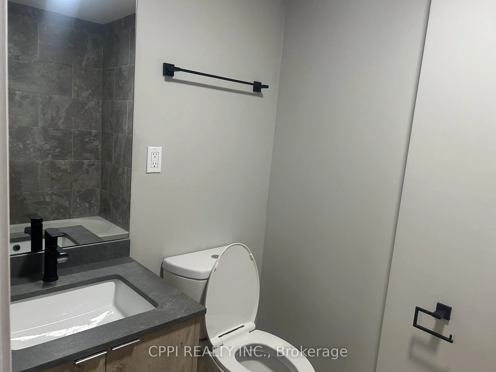Photo 2 of Unit 606, 70 King Street E, Oshawa, Central — HOMEH