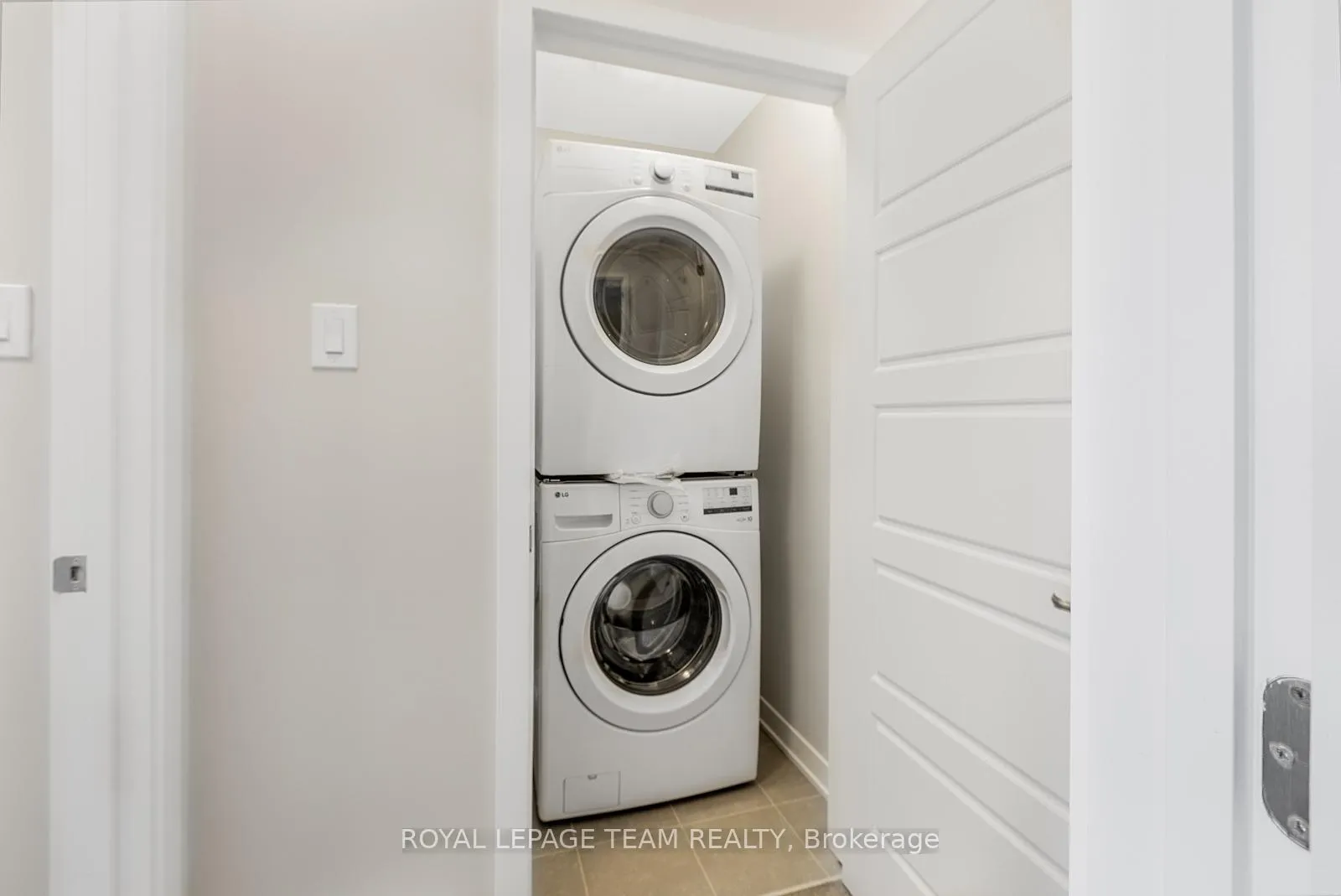 Photo 15 of 320 Parnian Private, Ottawa, Barrhaven - Half Moon Bay — HOMEH