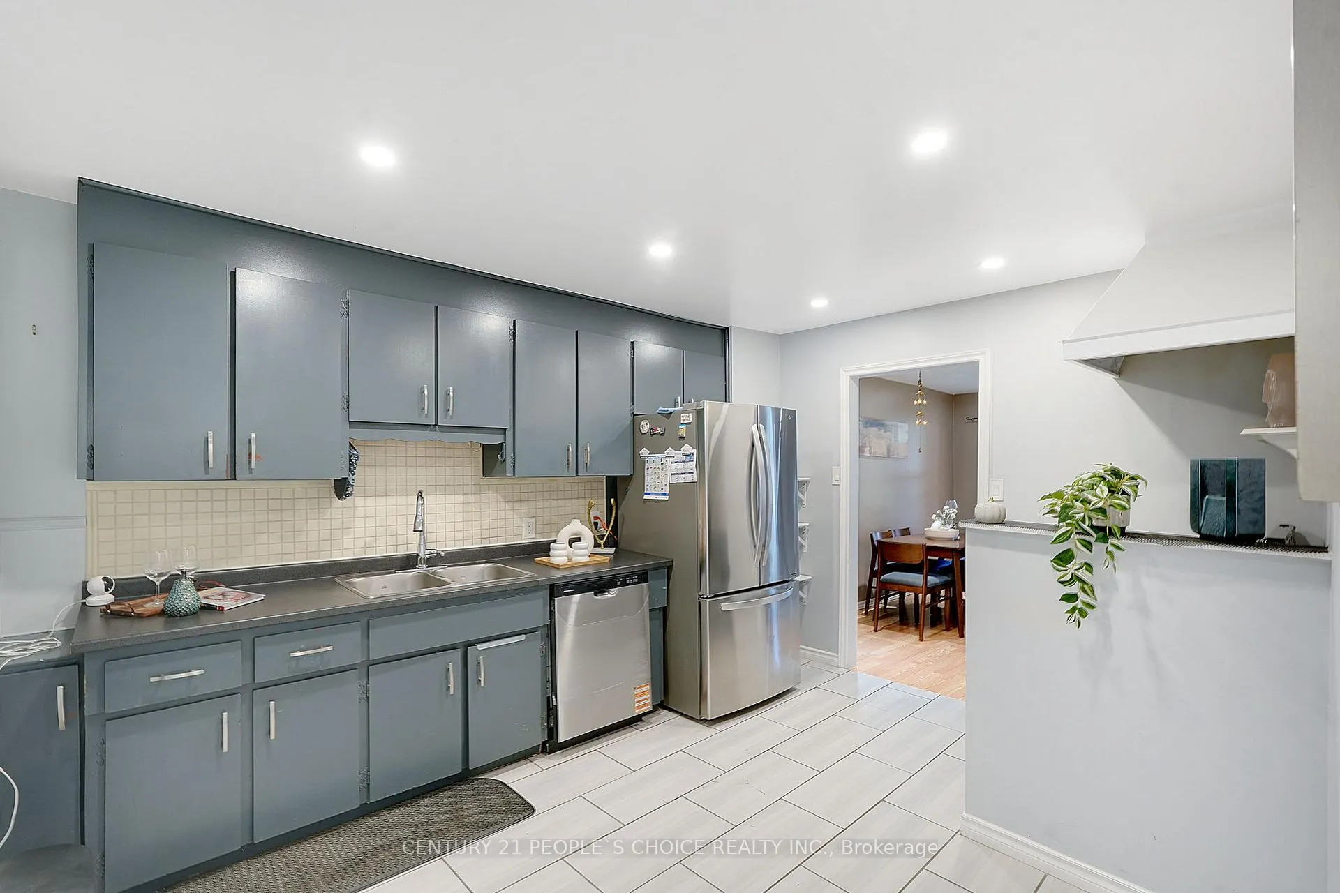 Photo 6 of 150 Spears Street, Toronto, Rockcliffe-Smythe — HOMEH