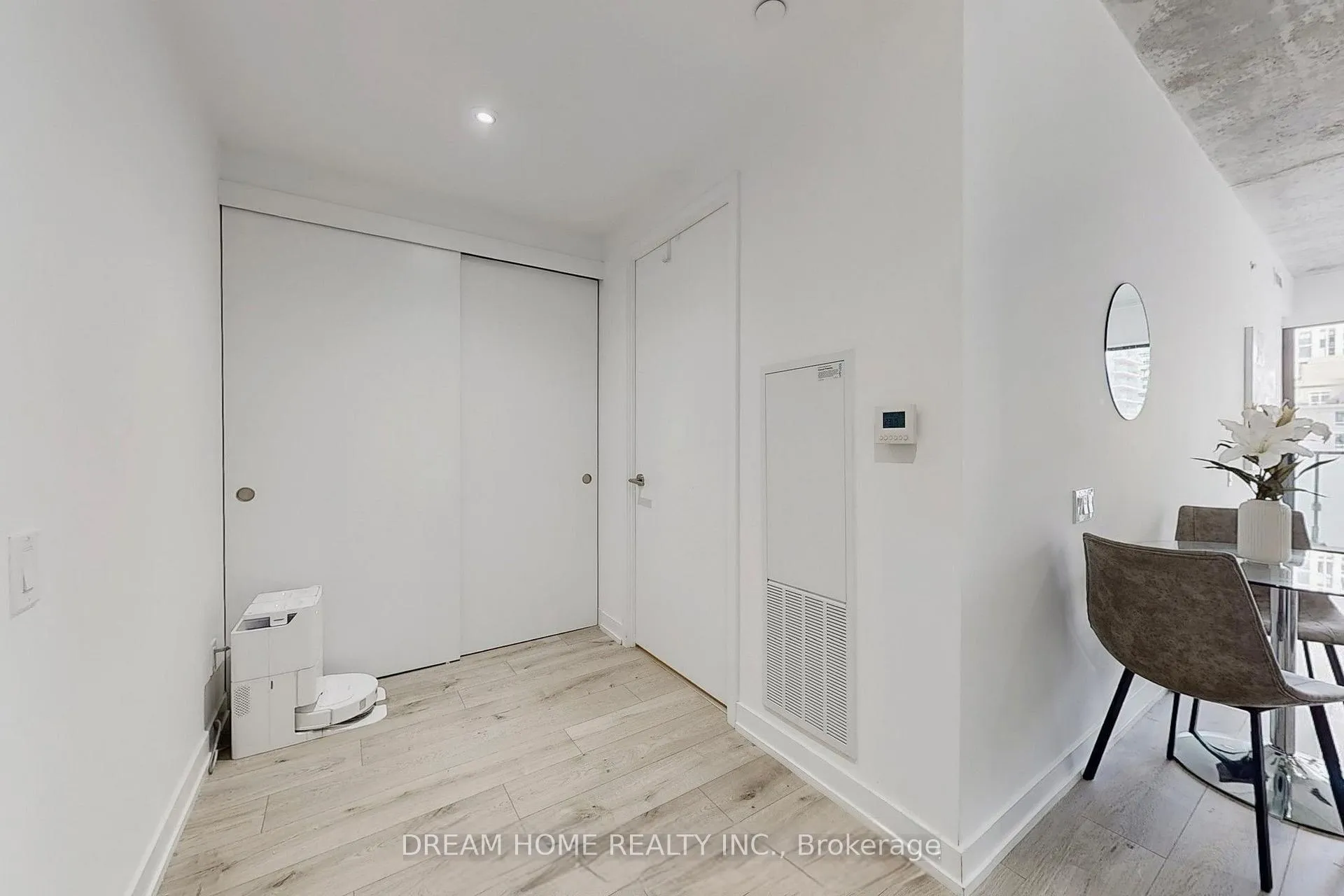 Photo 13 of Unit 508, 161 Roehampton Avenue, Toronto, Mount Pleasant West — HOMEH