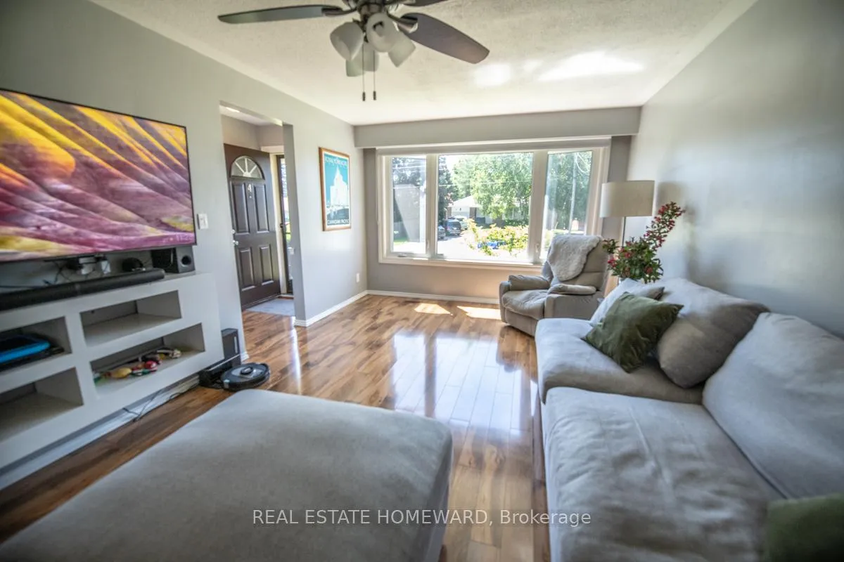 Photo 6 of 4 Sunicrest Boulevard, Clarington, Bowmanville — HOMEH