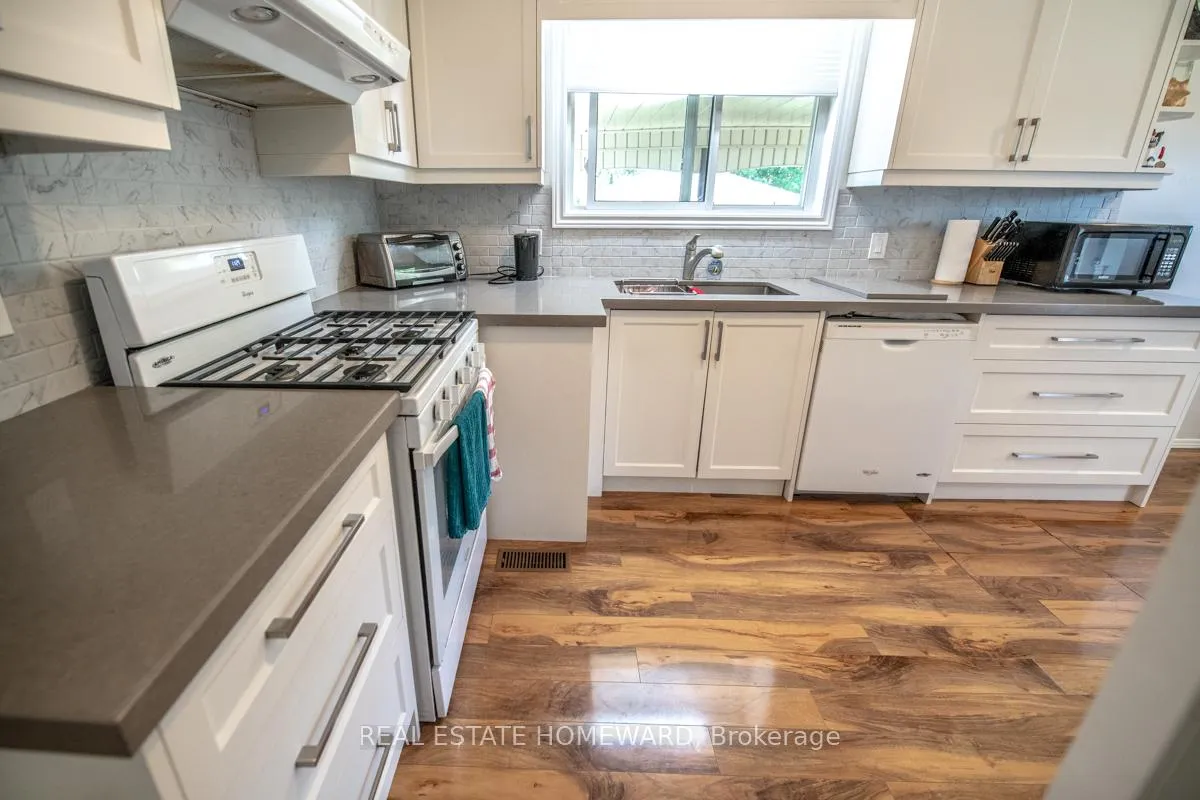 Photo 10 of 4 Sunicrest Boulevard, Clarington, Bowmanville — HOMEH