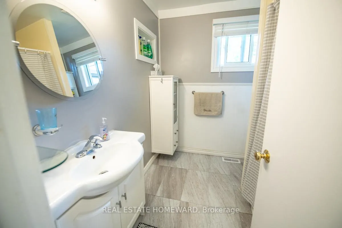 Photo 11 of 4 Sunicrest Boulevard, Clarington, Bowmanville — HOMEH