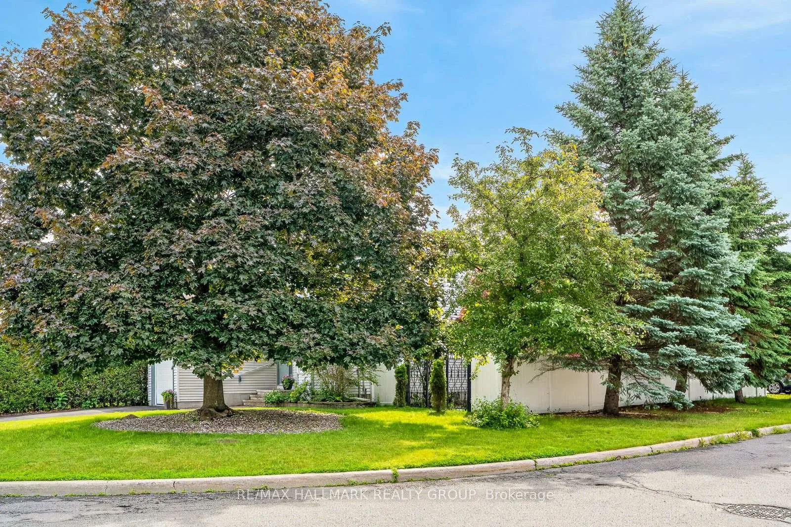 Photo 3 of 511 Deancourt Crescent, Ottawa, Fallingbrook/Ridgemount — HOMEH