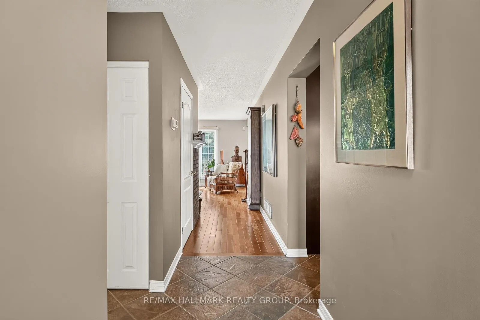 Photo 5 of 511 Deancourt Crescent, Ottawa, Fallingbrook/Ridgemount — HOMEH