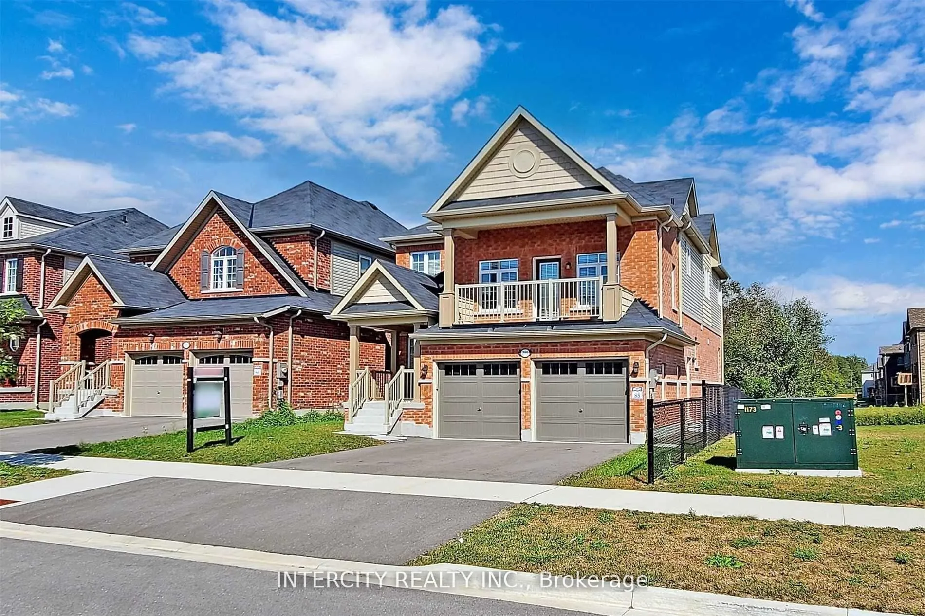 Photo 2 of 289 Bruce Cameron Drive, Clarington, Bowmanville — HOMEH
