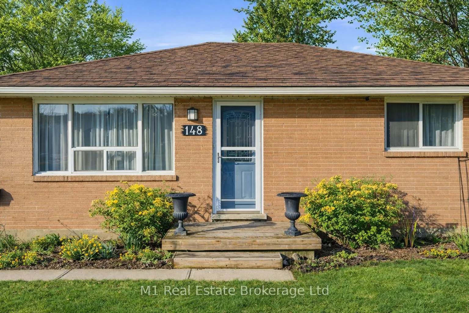 Front of 148 Victoria Road N
