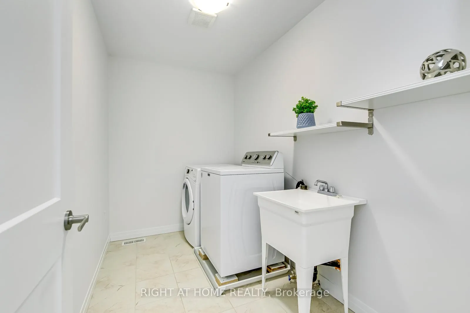 Photo 24 of 4083 Healing Street, Lincoln, Beamsville — HOMEH