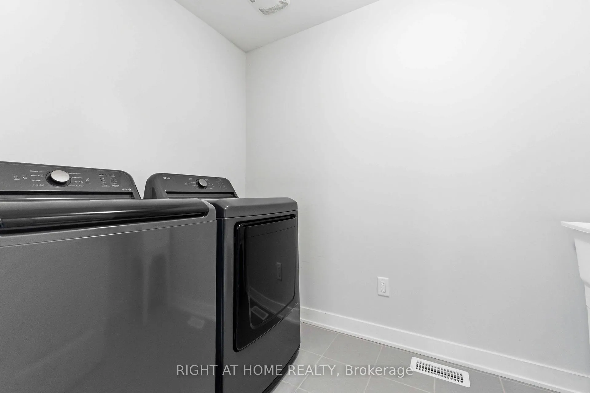 Photo 26 of 105 Alamo Street, Ottawa, Barrhaven - Half Moon Bay — HOMEH