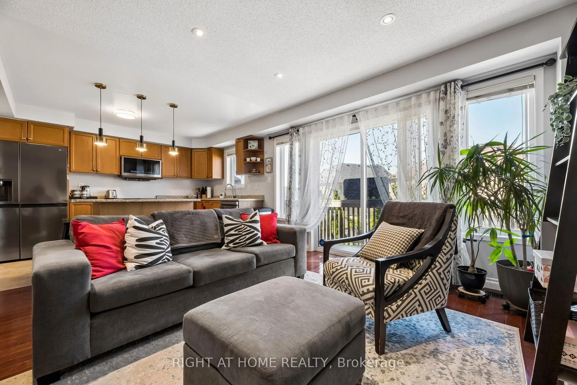 Photo 13 of 16 Kinrade Crescent, Ajax, Central East — HOMEH