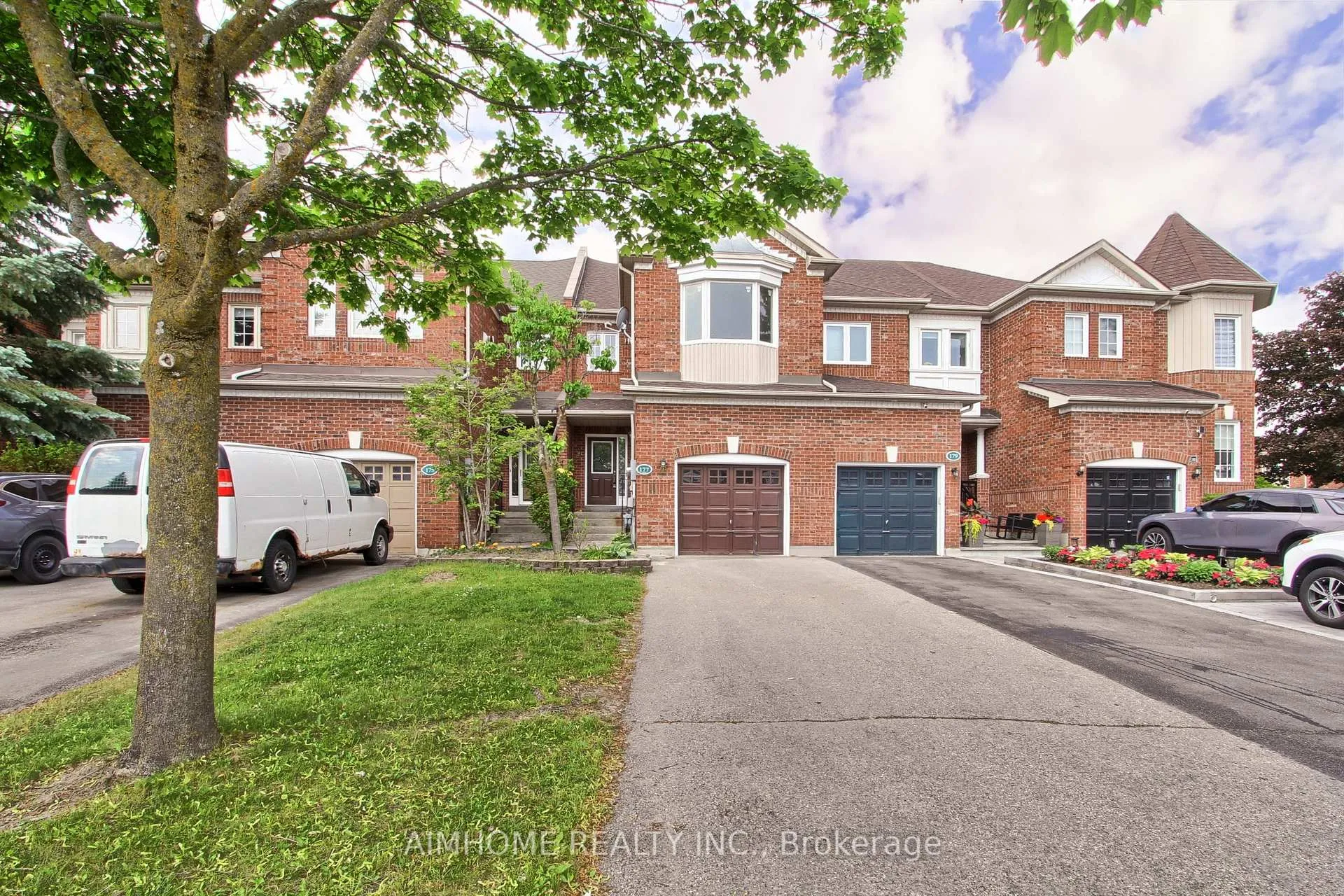 Photo 3 of 177 Denise Circle, Newmarket, Summerhill Estates — HOMEH