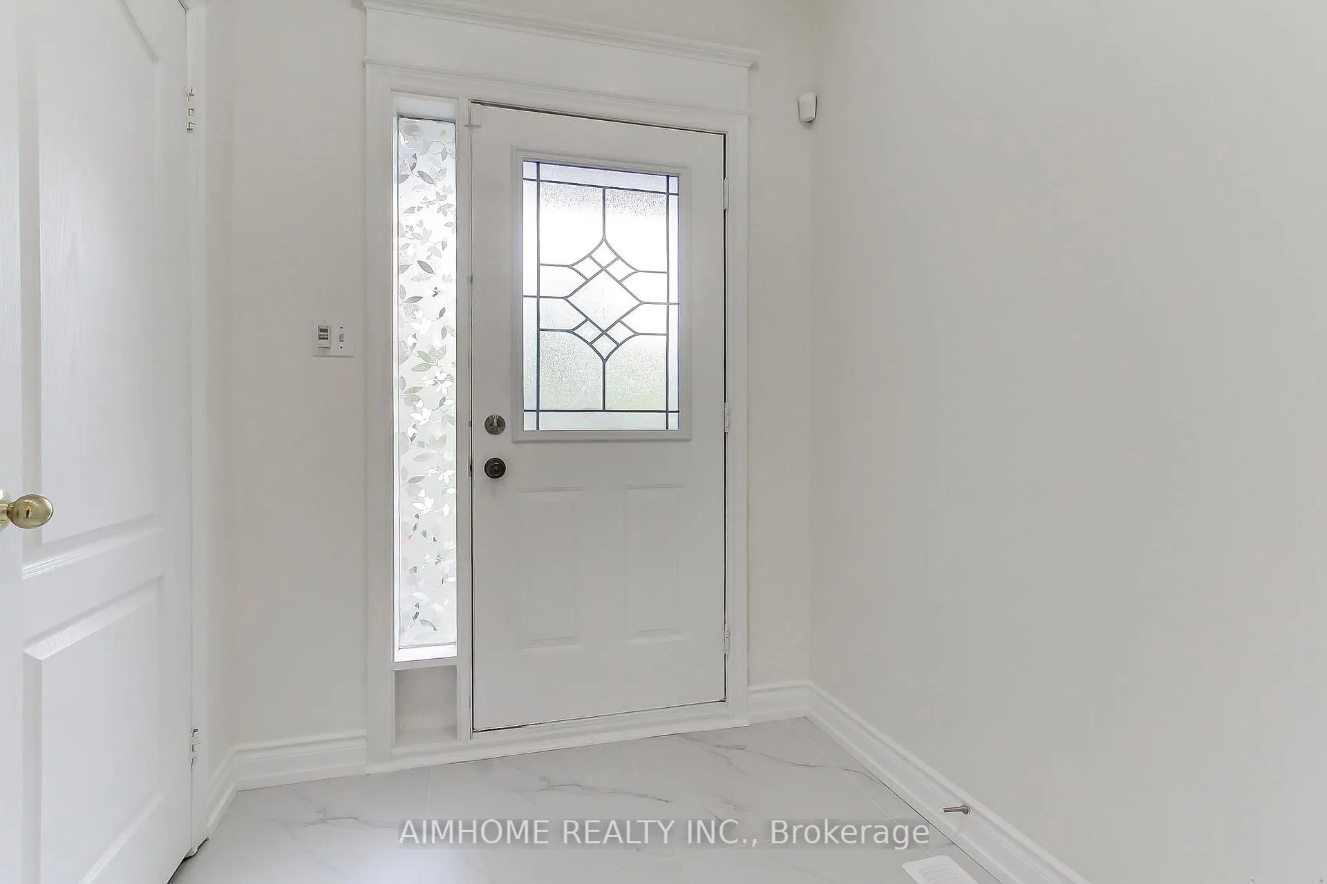 Photo 4 of 177 Denise Circle, Newmarket, Summerhill Estates — HOMEH