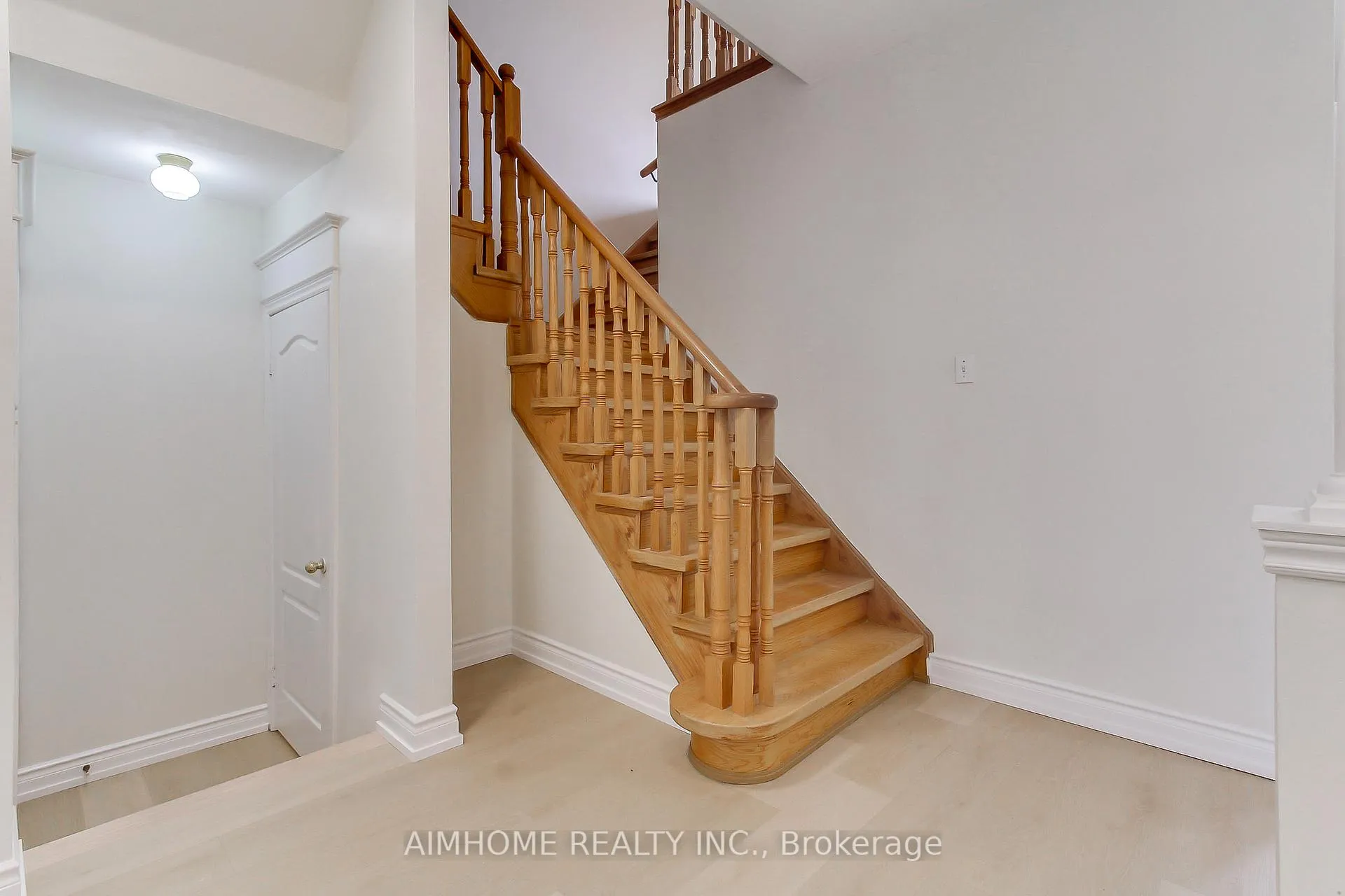 Photo 5 of 177 Denise Circle, Newmarket, Summerhill Estates — HOMEH