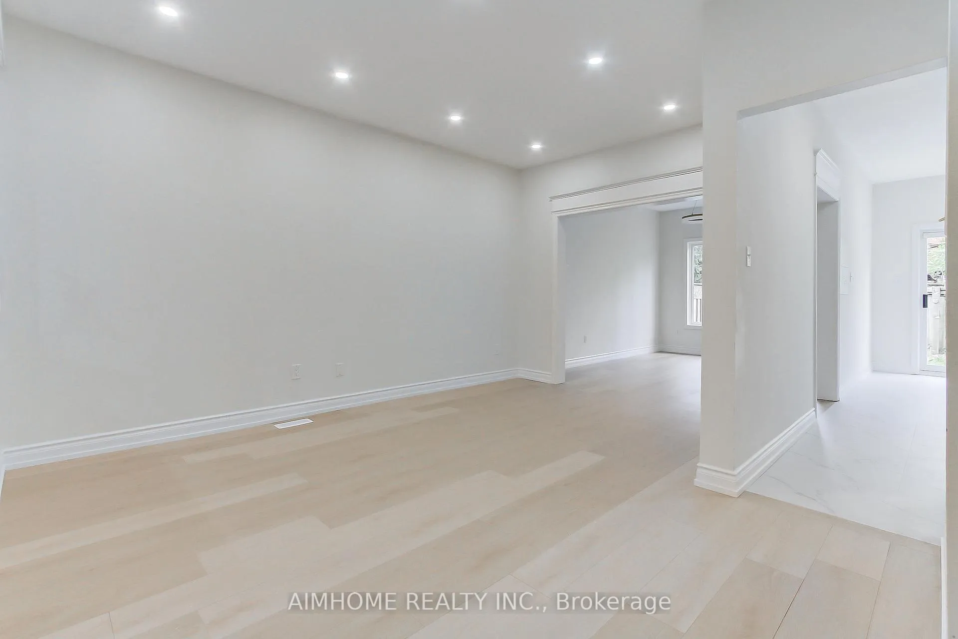 Photo 6 of 177 Denise Circle, Newmarket, Summerhill Estates — HOMEH
