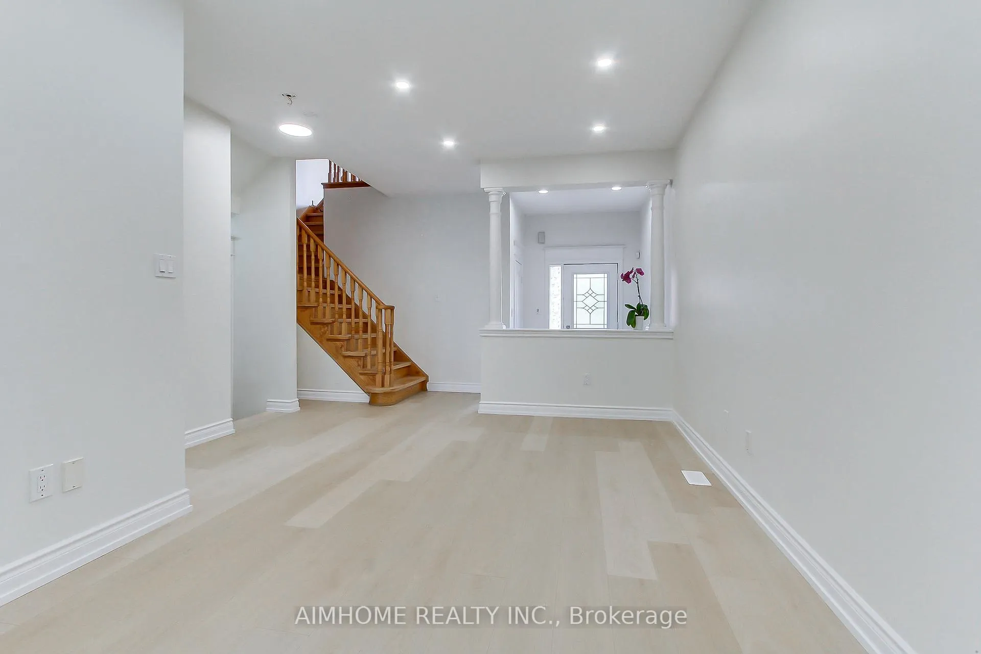 Photo 9 of 177 Denise Circle, Newmarket, Summerhill Estates — HOMEH