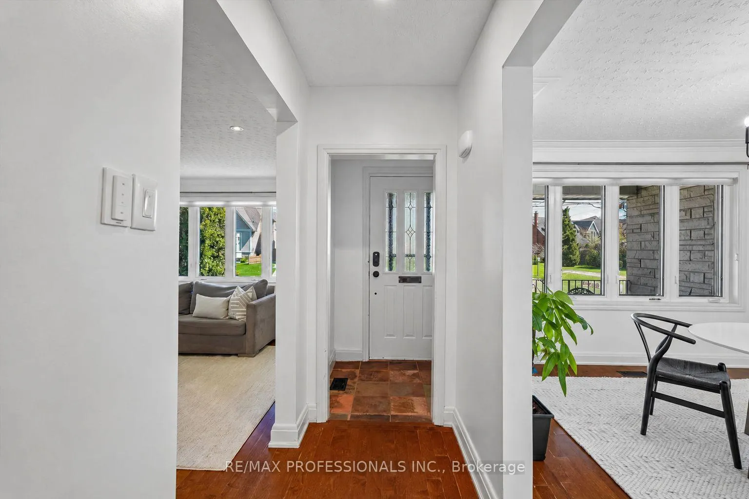 Photo 5 of 28 Spring Garden Road, Etobicoke, Stonegate-Queensway — HOMEH