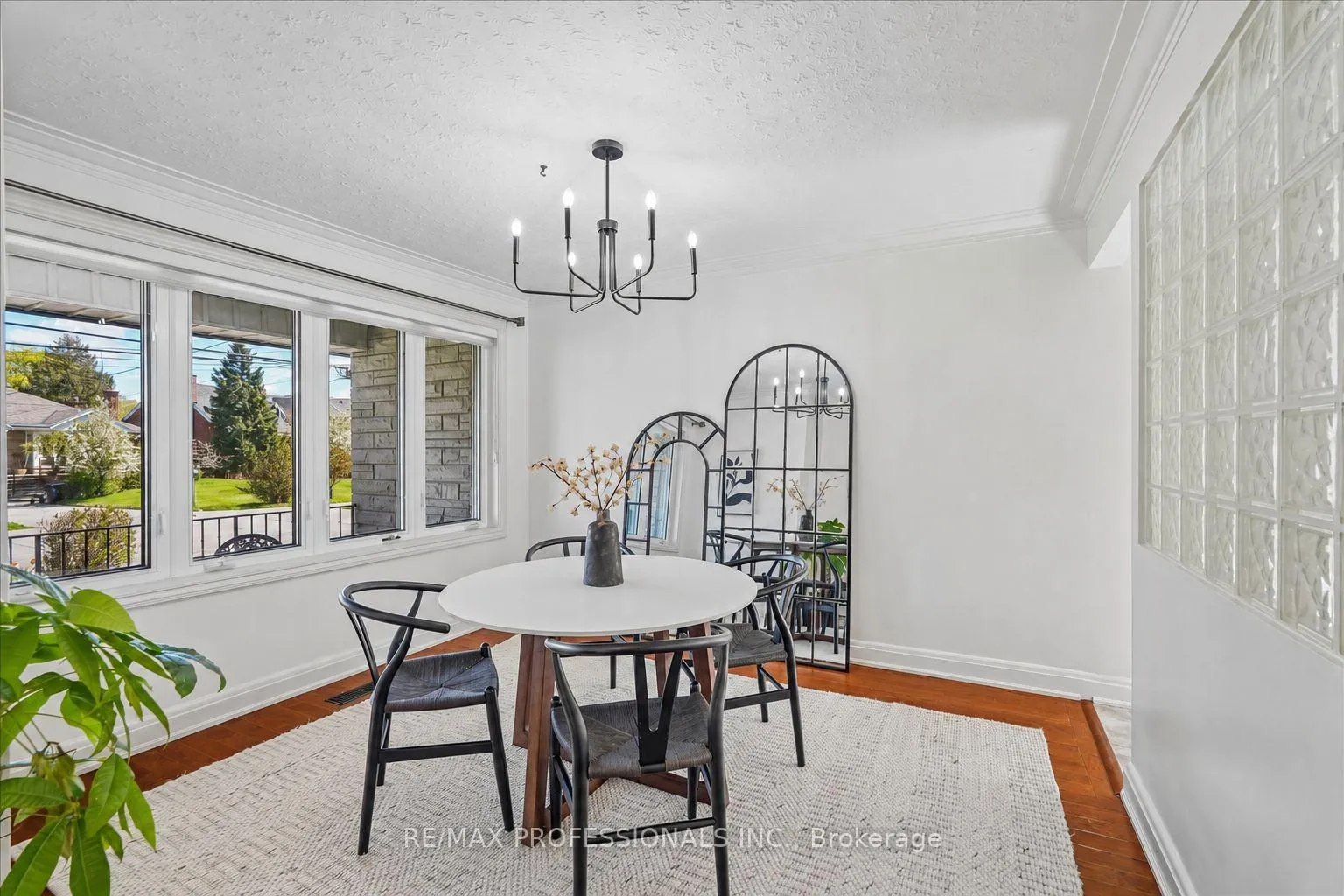 Photo 9 of 28 Spring Garden Road, Etobicoke, Stonegate-Queensway — HOMEH