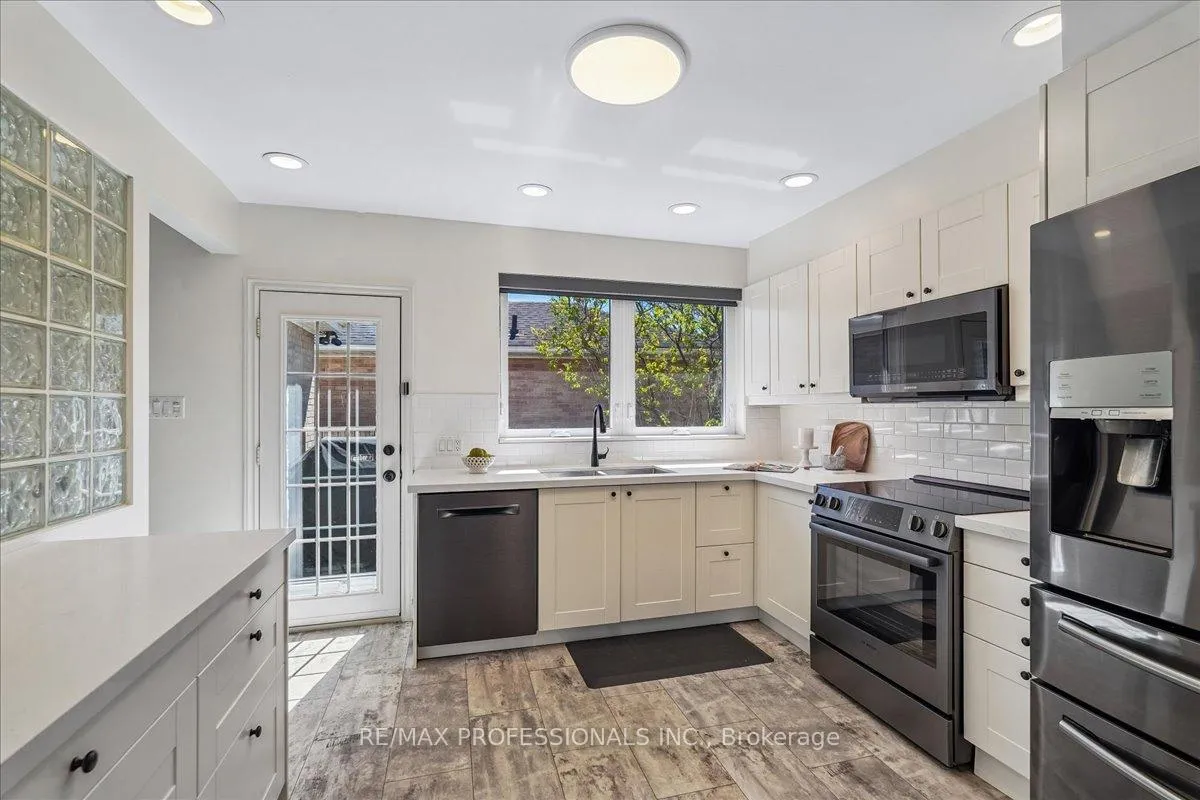 Photo 10 of 28 Spring Garden Road, Etobicoke, Stonegate-Queensway — HOMEH