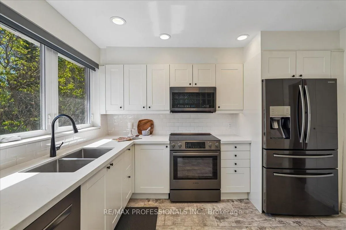 Photo 11 of 28 Spring Garden Road, Etobicoke, Stonegate-Queensway — HOMEH