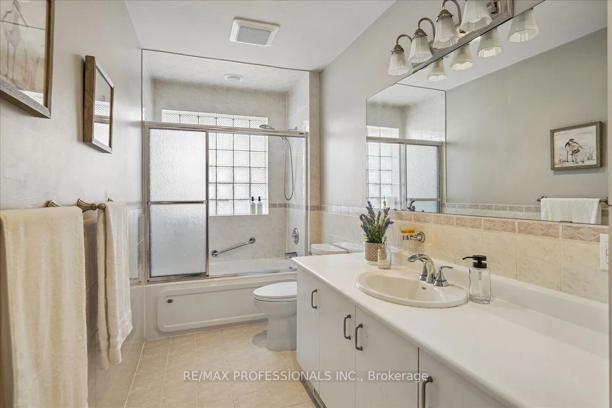 Photo 16 of 28 Spring Garden Road, Etobicoke, Stonegate-Queensway — HOMEH