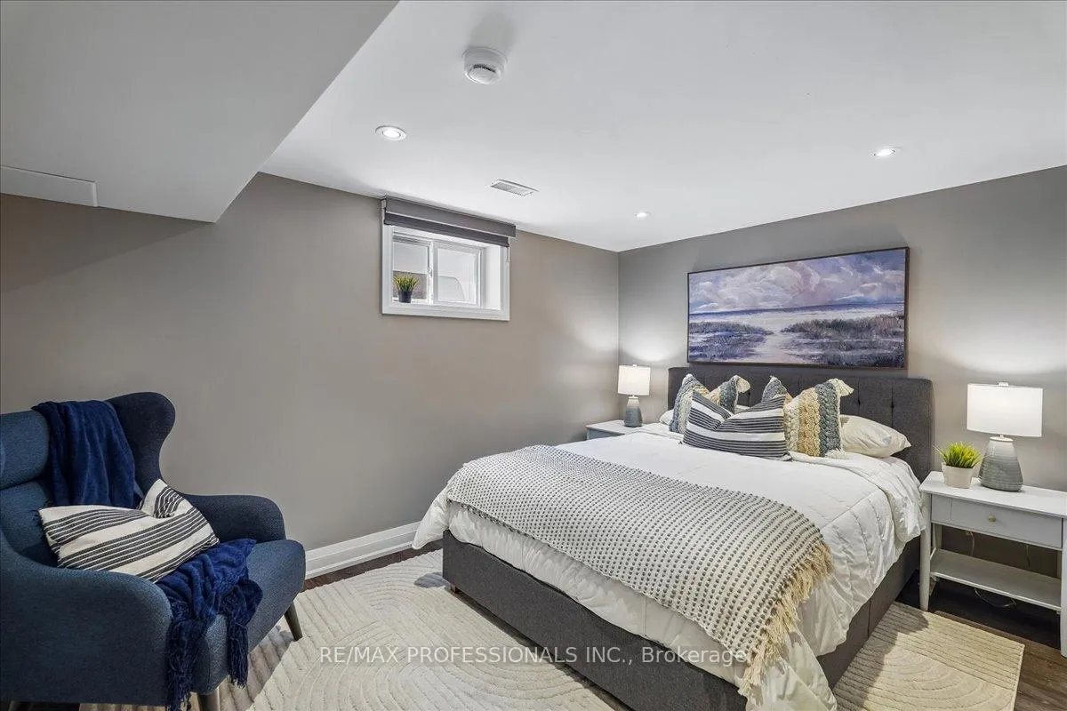 Photo 21 of 28 Spring Garden Road, Etobicoke, Stonegate-Queensway — HOMEH