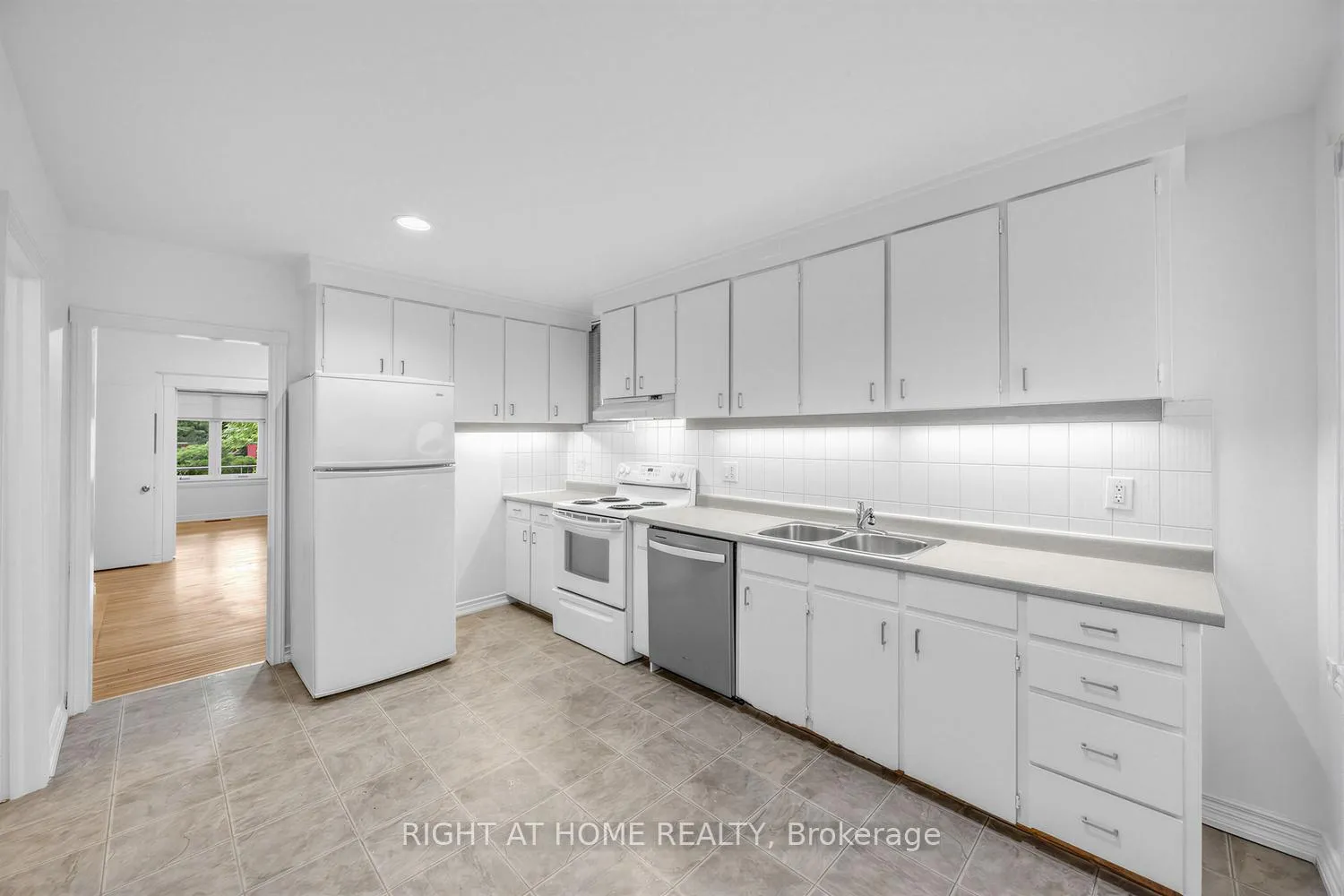 Photo 11 of 38 Kenneth Avenue, Toronto, High Park North — HOMEH