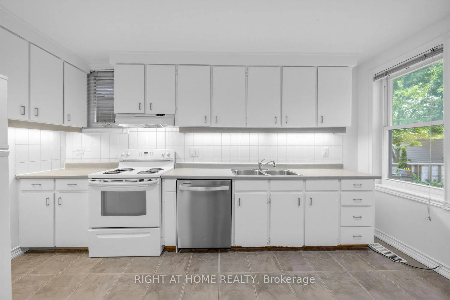 Photo 12 of 38 Kenneth Avenue, Toronto, High Park North — HOMEH