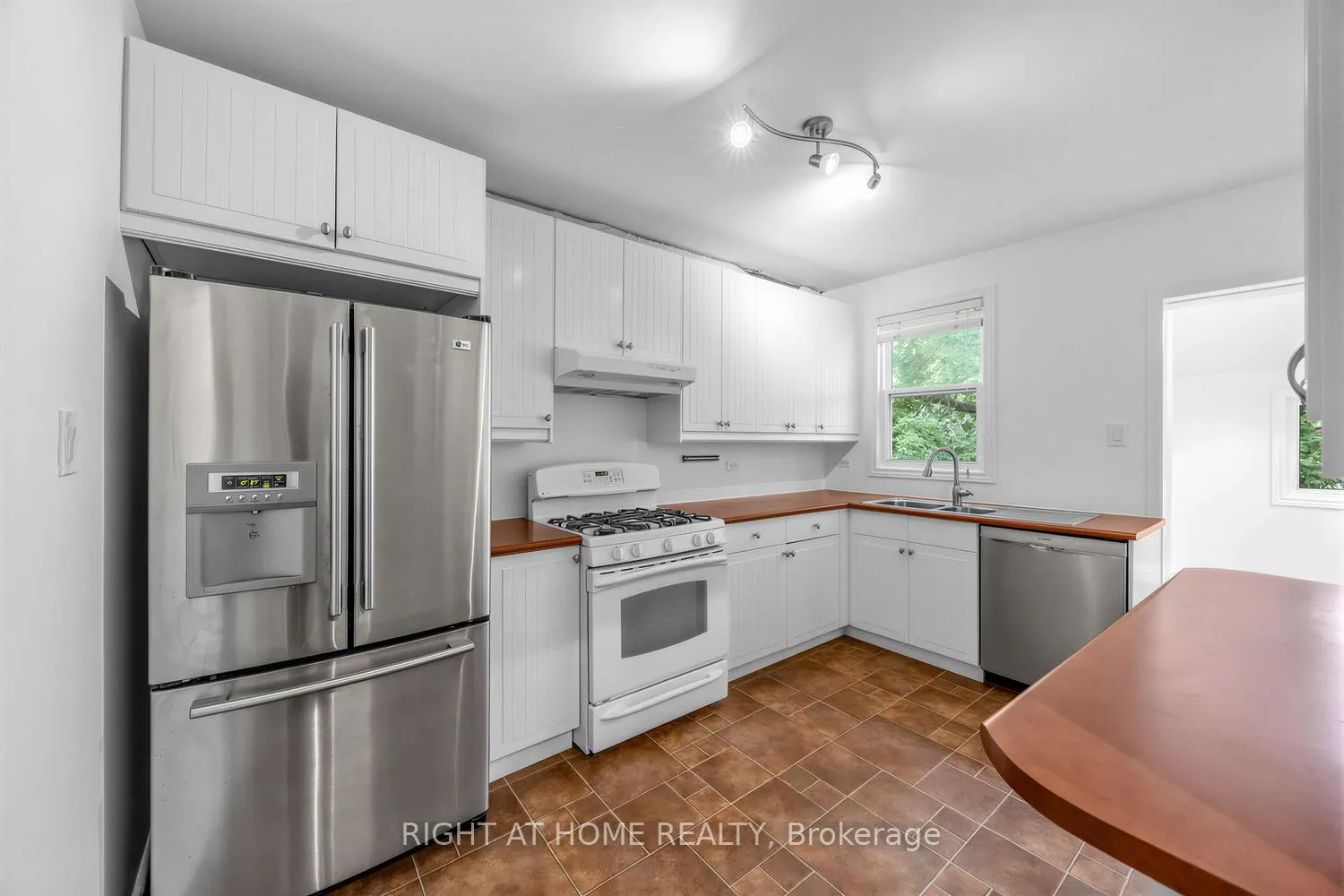 Photo 25 of 38 Kenneth Avenue, Toronto, High Park North — HOMEH
