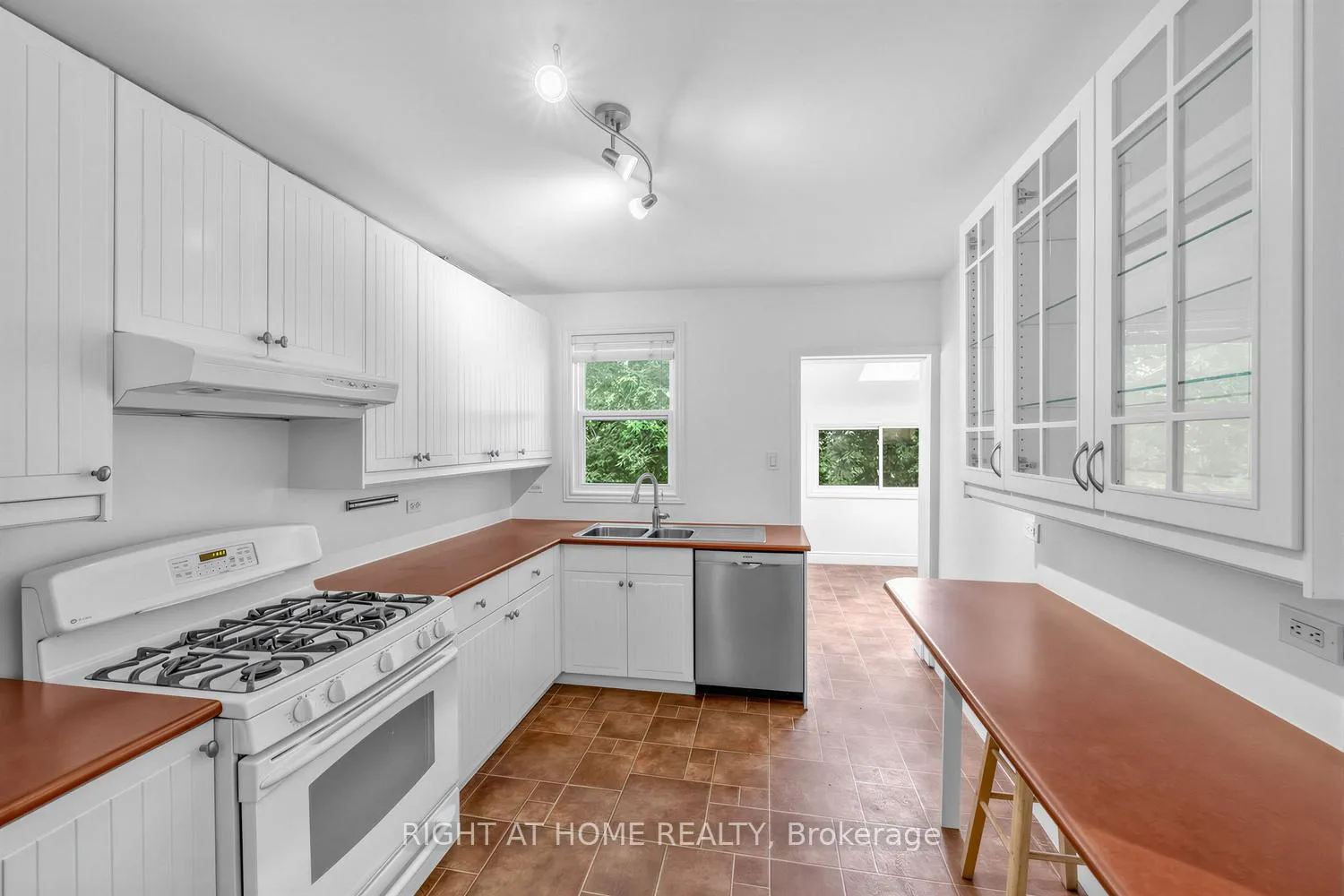 Photo 26 of 38 Kenneth Avenue, Toronto, High Park North — HOMEH
