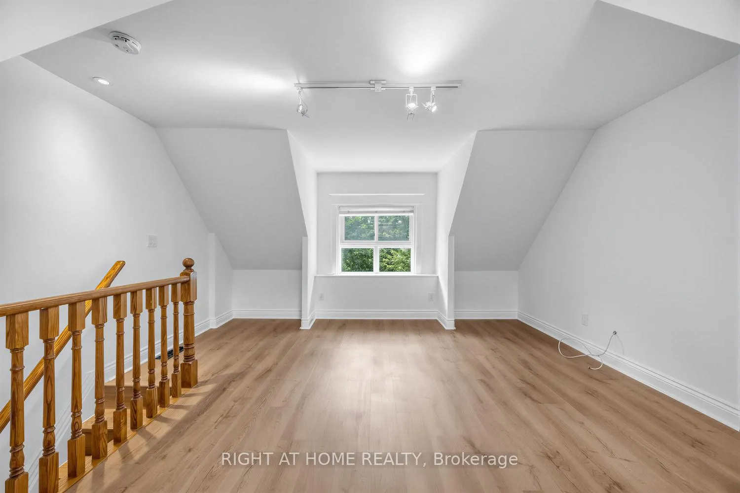 Photo 33 of 38 Kenneth Avenue, Toronto, High Park North — HOMEH