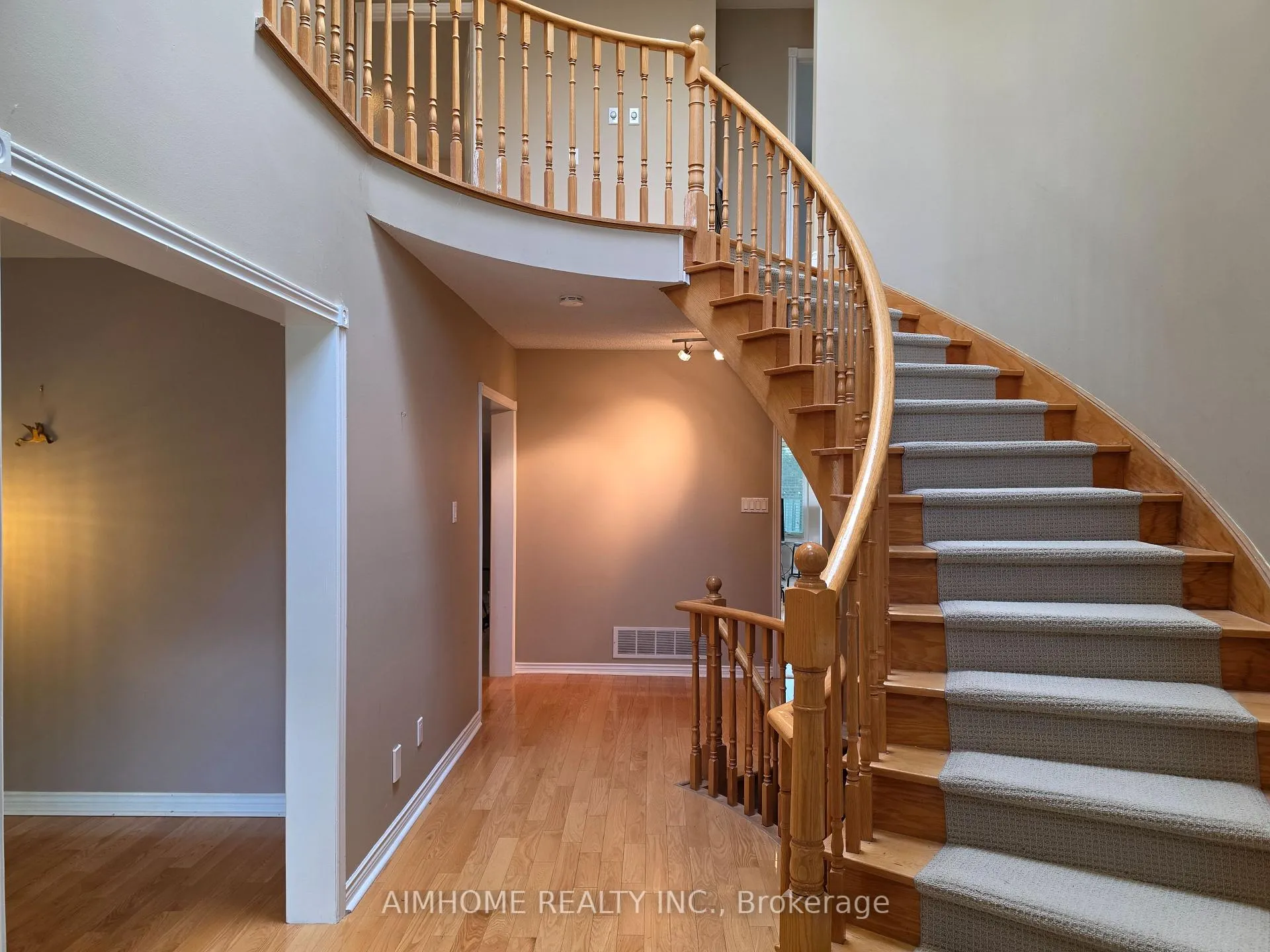 Photo 4 of 49 Holbrook Court, Markham, Unionville — HOMEH