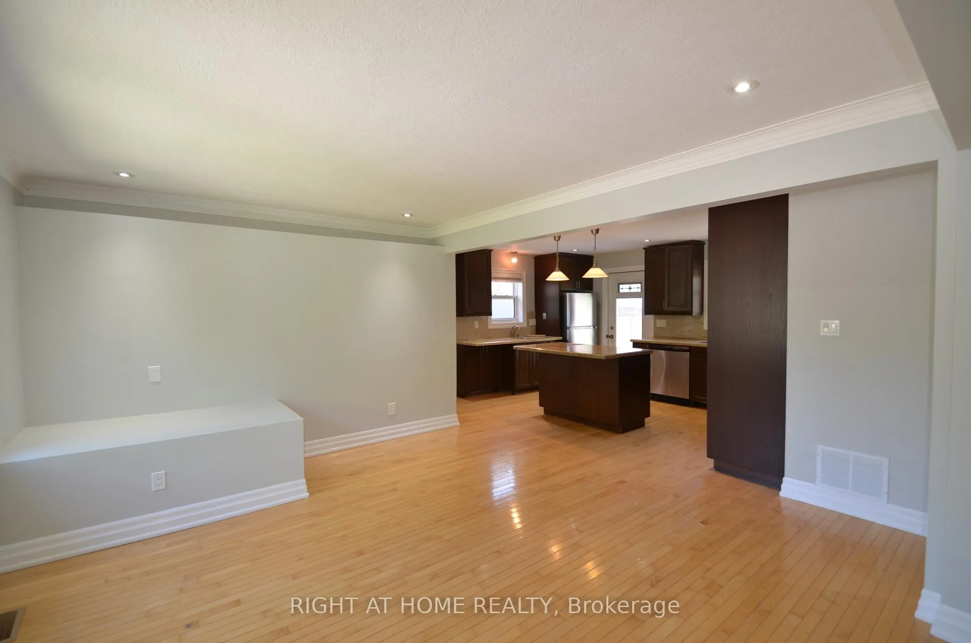 Photo 1 of 526 Poplar Avenue, Ajax, South East — HOMEH