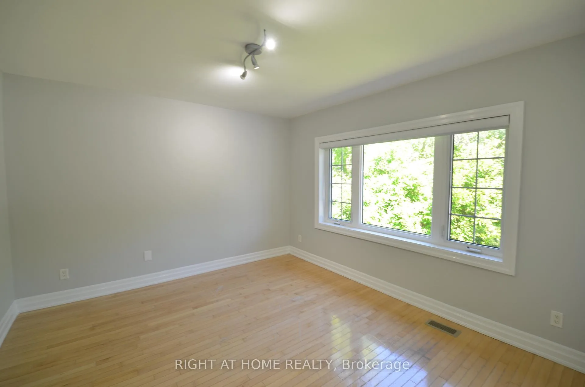 Photo 4 of 526 Poplar Avenue, Ajax, South East — HOMEH