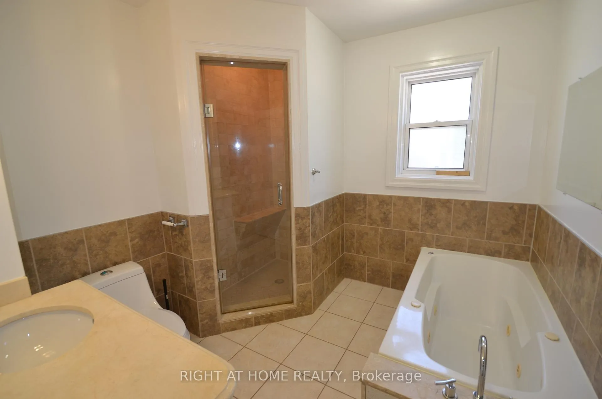 Photo 5 of 526 Poplar Avenue, Ajax, South East — HOMEH