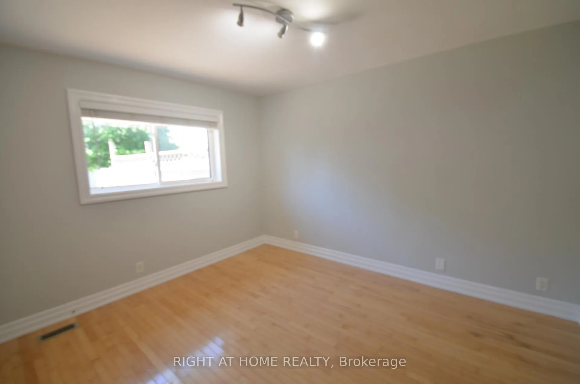Photo 6 of 526 Poplar Avenue, Ajax, South East — HOMEH