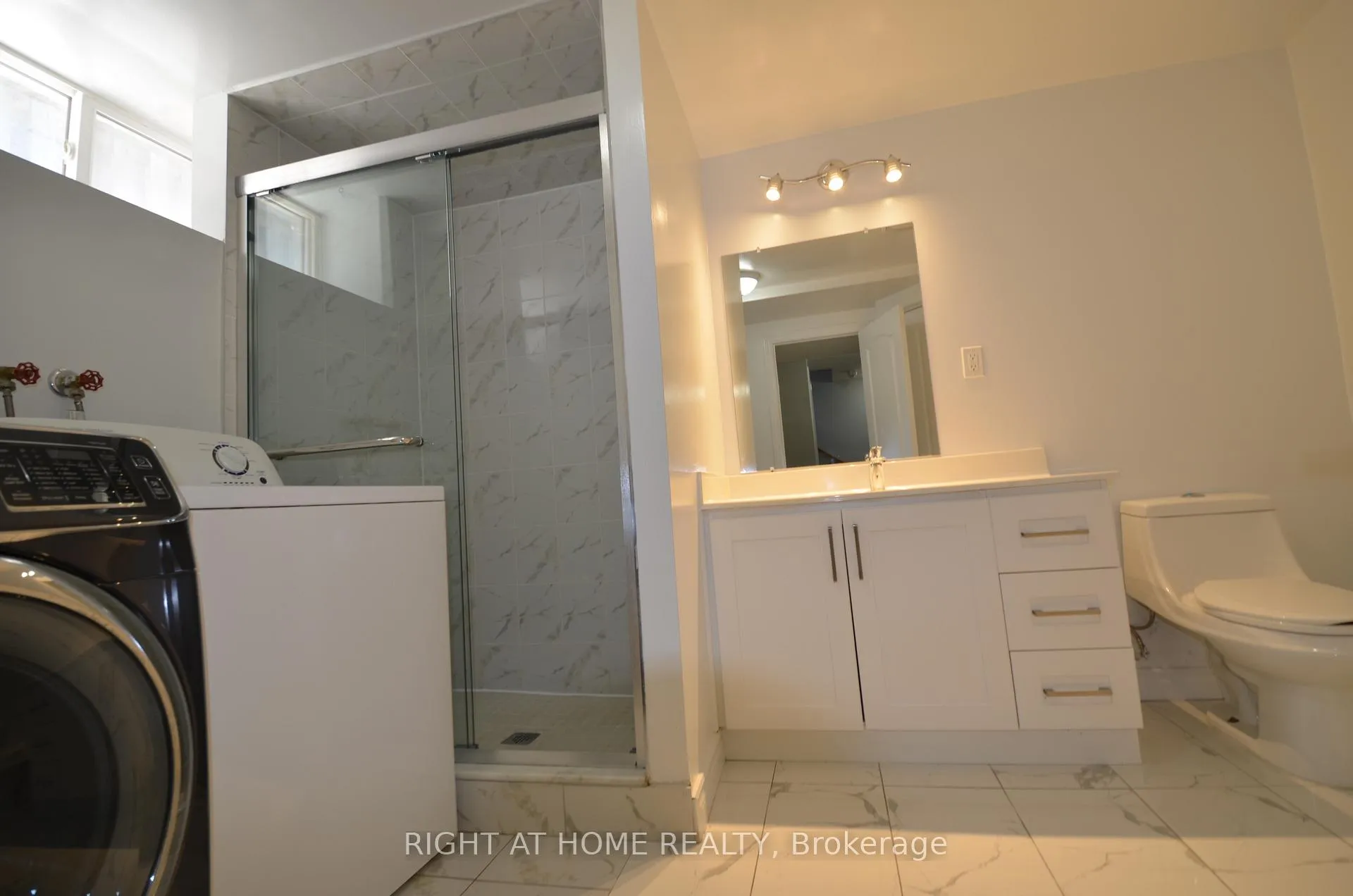 Photo 7 of 526 Poplar Avenue, Ajax, South East — HOMEH