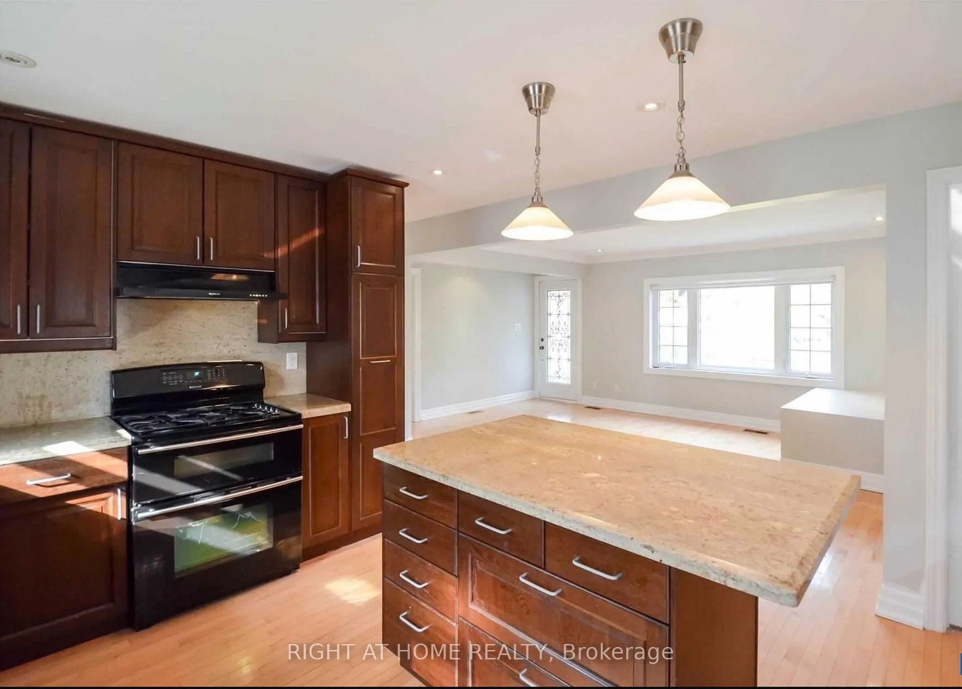 Photo 2 of 526 Poplar Avenue, Ajax, South East — HOMEH
