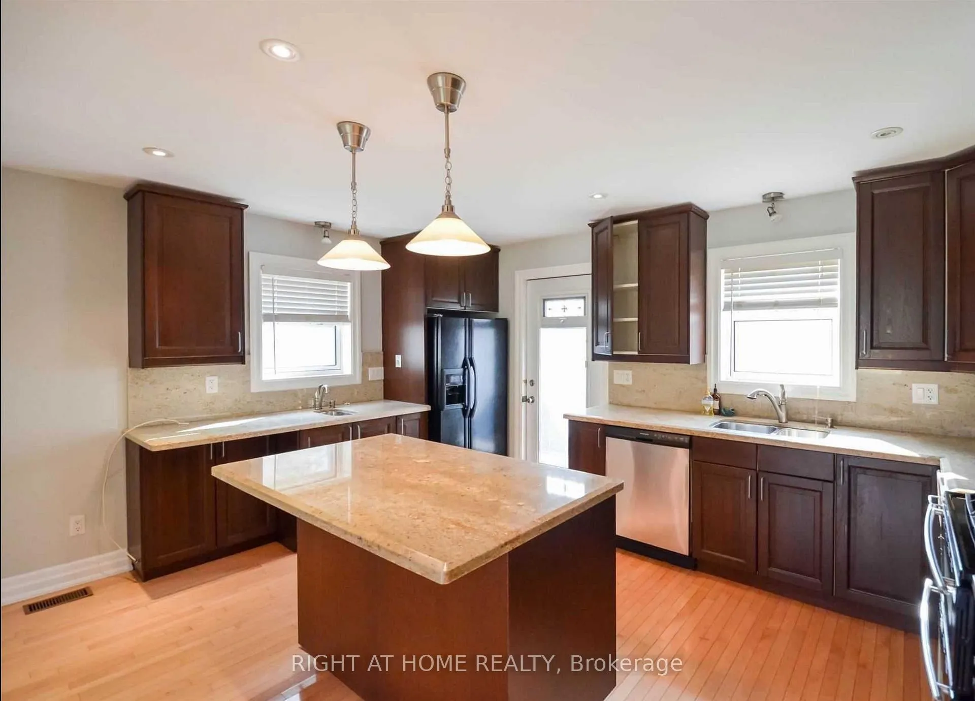 Photo 3 of 526 Poplar Avenue, Ajax, South East — HOMEH