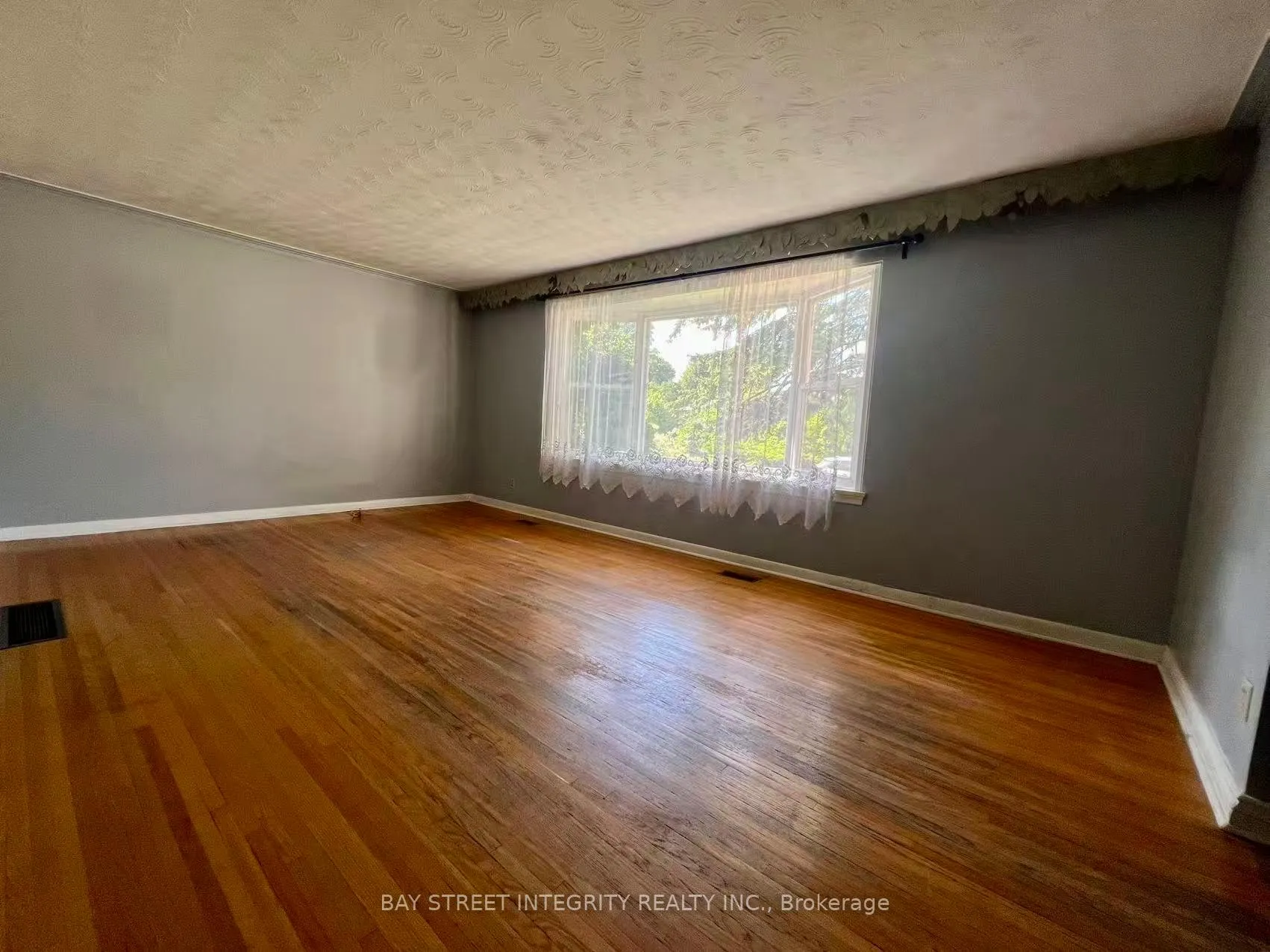 Photo 3 of 520 Lynett Crescent, Richmond Hill, Crosby — HOMEH