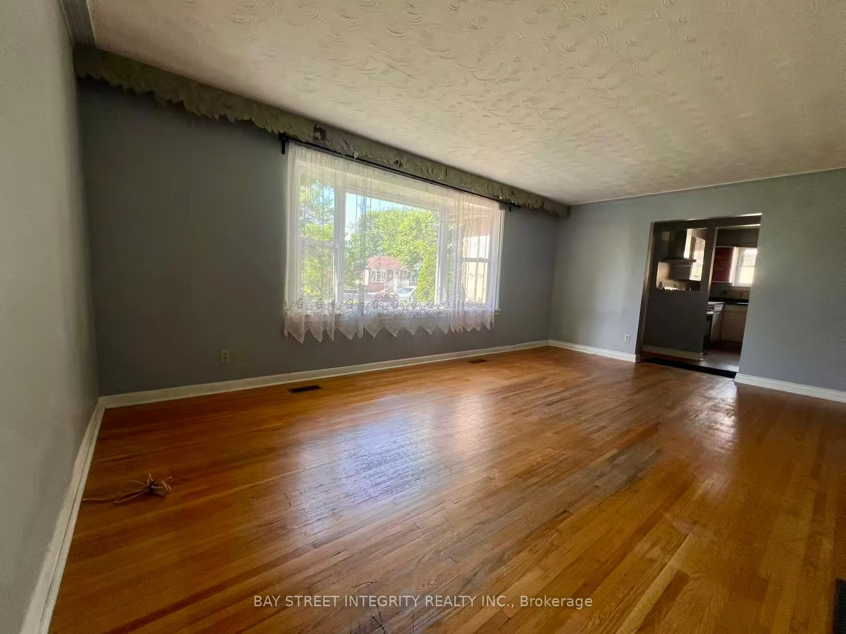 Photo 4 of 520 Lynett Crescent, Richmond Hill, Crosby — HOMEH