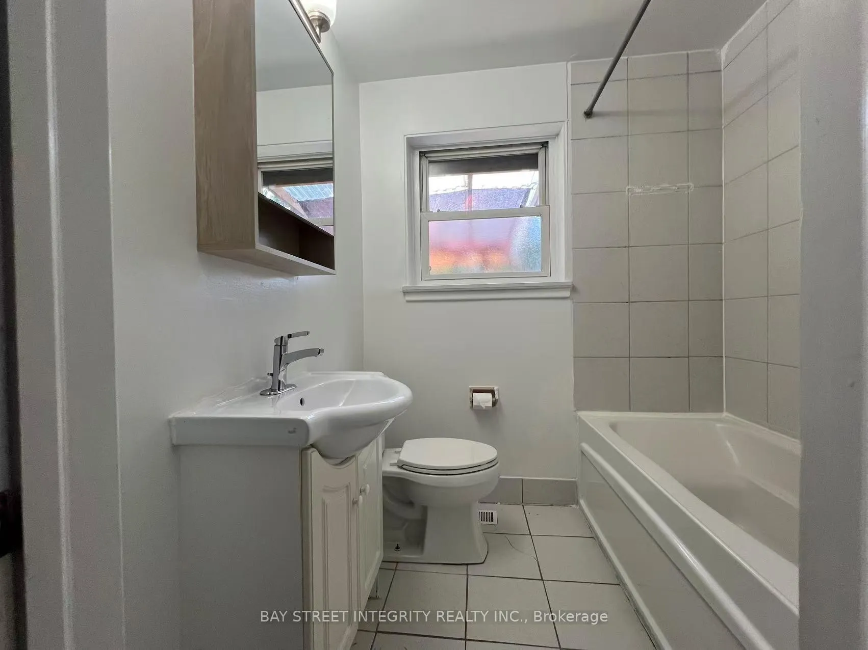 Photo 7 of 520 Lynett Crescent, Richmond Hill, Crosby — HOMEH