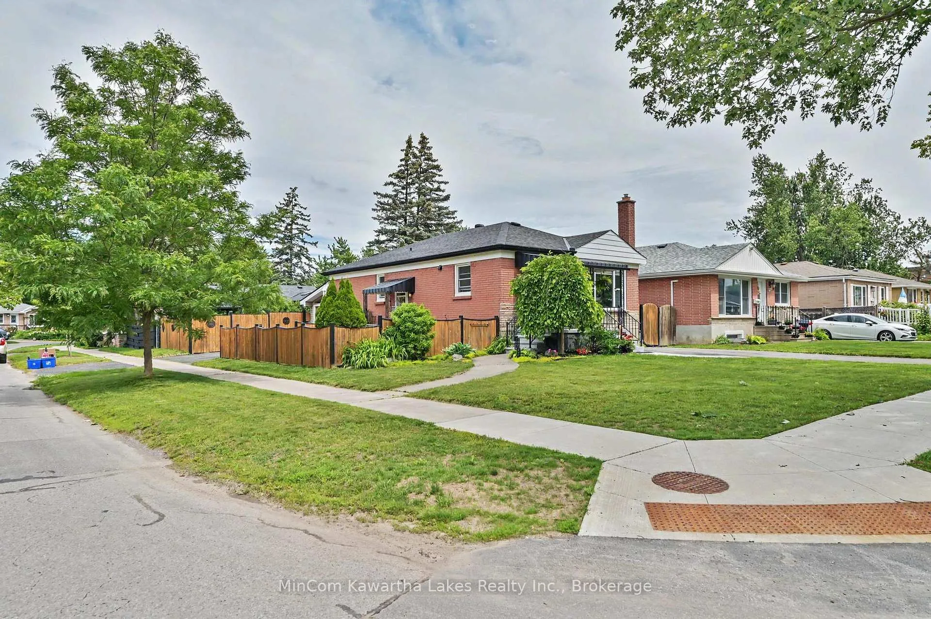 Photo 2 of 920 Elmdale Crescent, Peterborough, Northcrest Ward 5 — HOMEH