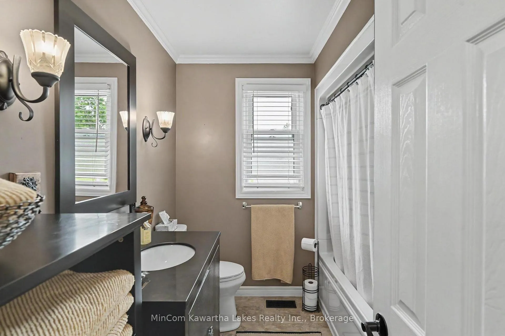 Photo 14 of 920 Elmdale Crescent, Peterborough, Northcrest Ward 5 — HOMEH