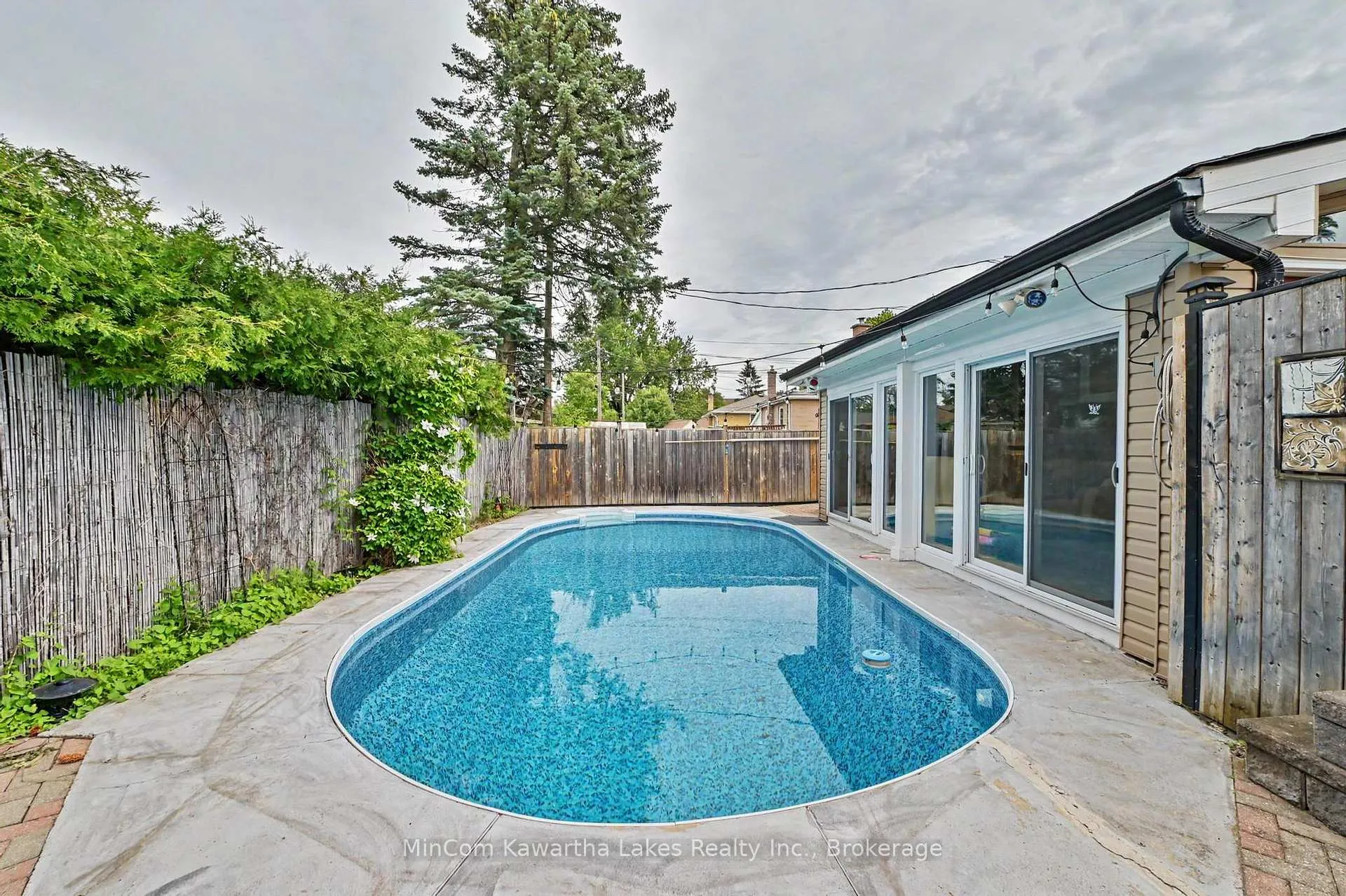 Photo 23 of 920 Elmdale Crescent, Peterborough, Northcrest Ward 5 — HOMEH